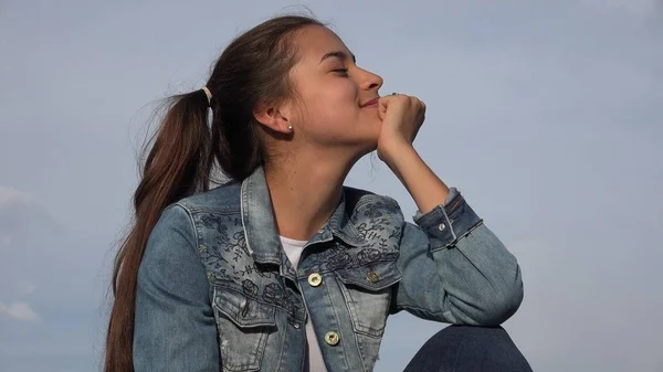 Feliz adolescente mujer — Foto de Stock