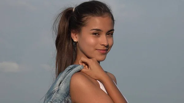 Isolierte hispanische Teenager Mädchen — Stockfoto