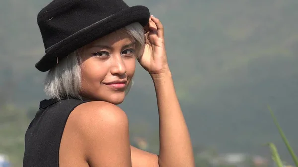 Adorabile modello femminile in posa con cappello — Foto Stock