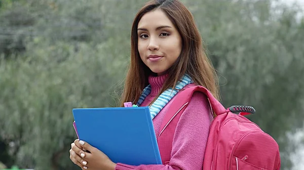 Estudante universitário feminino — Fotografia de Stock