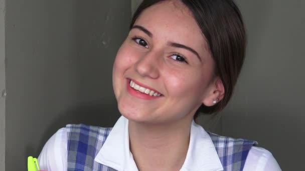 Feminino adolescente escola menina estudante sonhando acordado — Vídeo de Stock