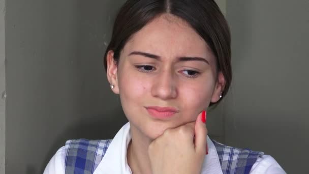 Mylić lub martwi się kobieta Dziewczyna Nastolatka — Wideo stockowe
