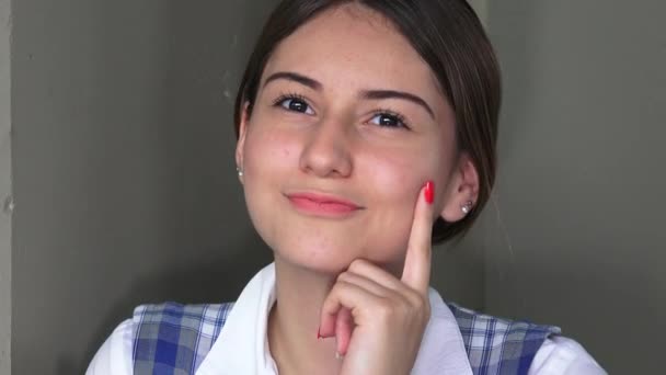 Menina adolescente do sexo feminino ter uma ideia — Vídeo de Stock