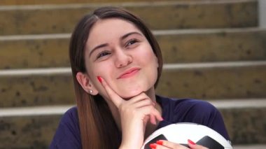 Düşünme atletik genç kadın futbol oyuncusu