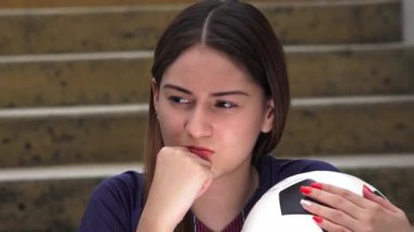Atletik genç kadın futbol oyuncusu ve fikirler