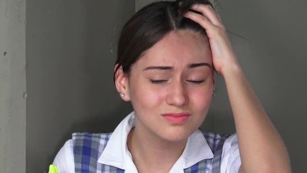 Confuso preocupado feminino adolescente menina — Vídeo de Stock