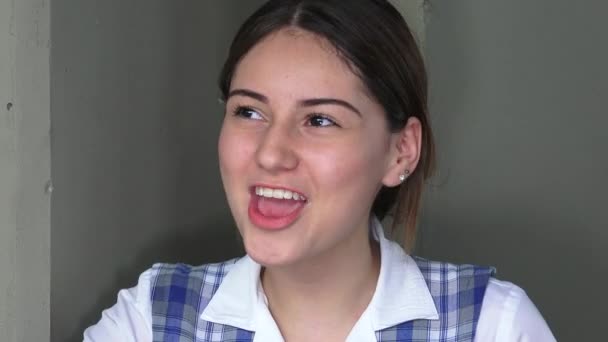 Menina adolescente feminina falando — Vídeo de Stock