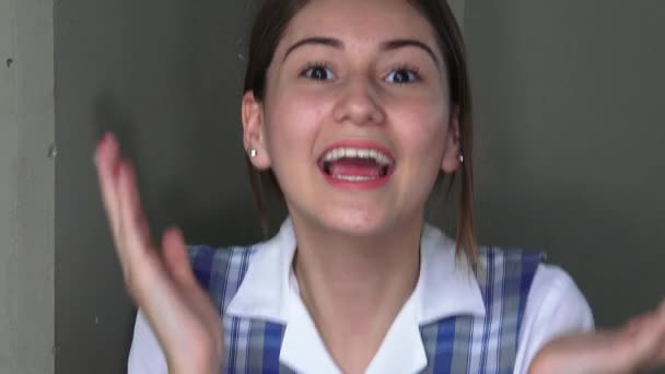 女性の十代の少女ピーカブー — ストック動画