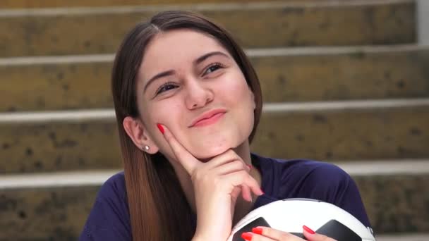 Denken atletische tiener vrouwelijke voetballer — Stockvideo