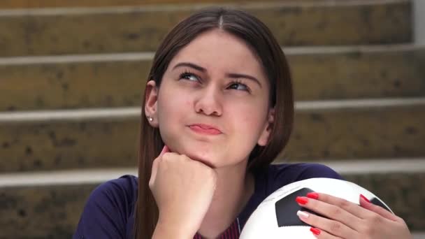 Förvirrad atletisk tonåring kvinnliga fotbollsspelare. — Stockvideo