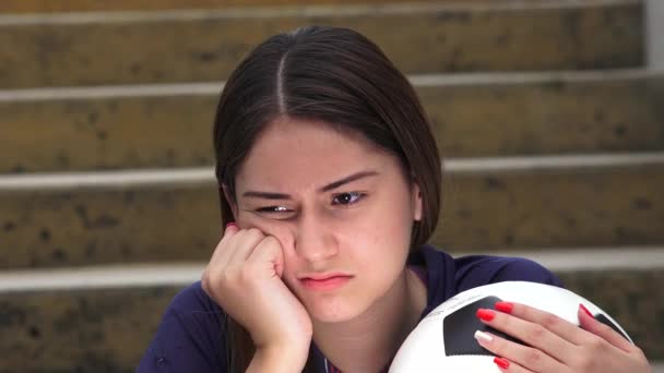 Szomorú sportos tini női futball játékos — Stock videók