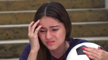 Atletik genç kadın futbol oyuncusu ve stres