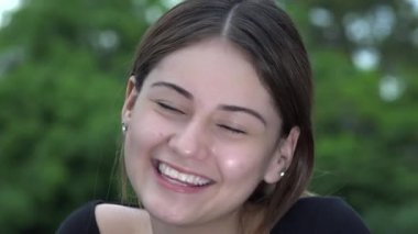 Mutlu oldukça genç kız