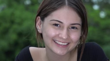 Gülümseyen güzel kadın genç kız