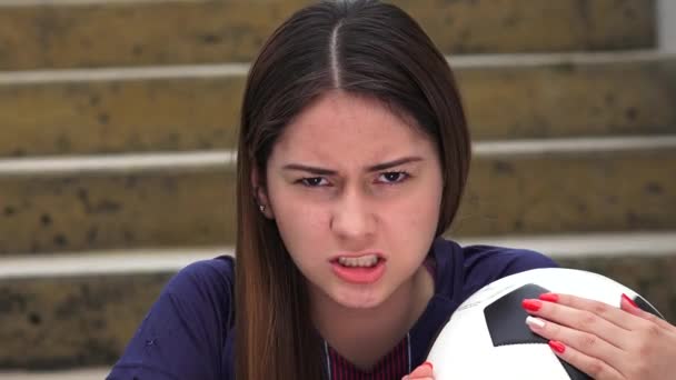 Arga atletisk tonåring kvinnliga fotbollsspelare. — Stockvideo