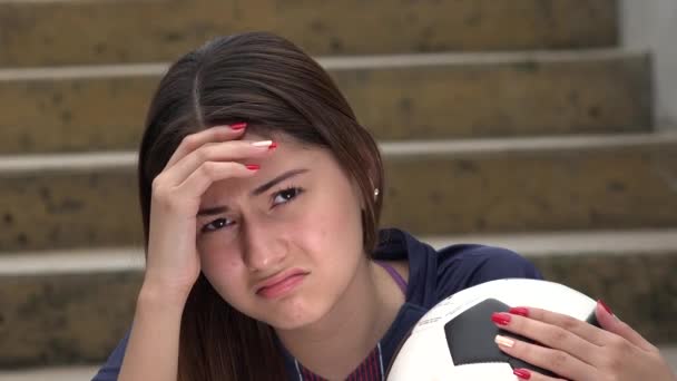 Förlorande atletisk tonåring kvinnliga fotbollspelare och olycka — Stockvideo