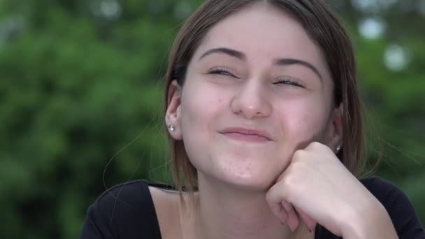 かなり女性の十代の少女思考 — ストック動画