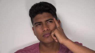 Düşünme Hispanik erkek Teen