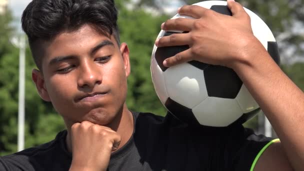 Pensando atlético adolescente jugador de fútbol masculino — Vídeo de stock
