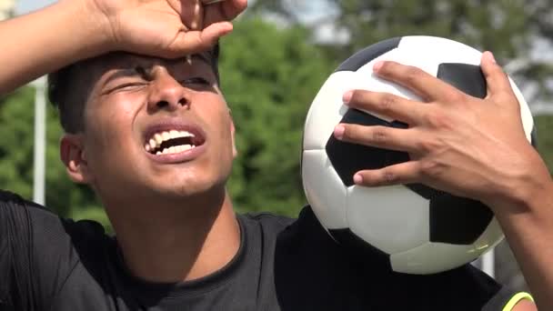 Trött atletisk tonåring manliga fotbollspelare och utmattning — Stockvideo