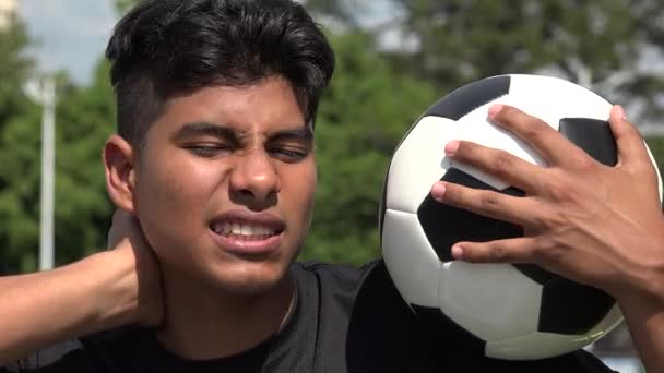 Atlético Adolescente Masculino Futebol Jogador Dor — Vídeo de Stock