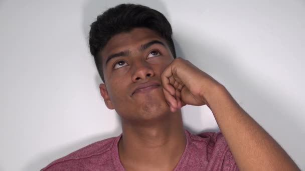 Confundido hispano masculino adolescente pensamiento — Vídeo de stock