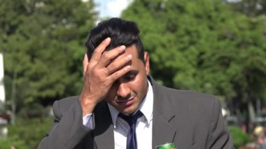 Üzgün depresif İspanyol iş adamı ve alkolizm