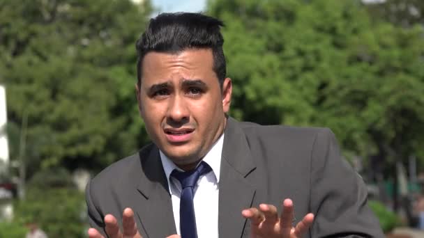 Temeroso homem de negócios hispânico — Vídeo de Stock