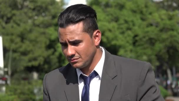 Alkoholist deprimerad Hispanic Business Man dricka öl — Stockvideo