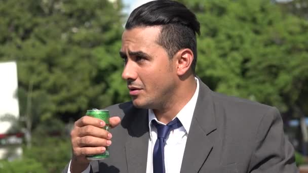 Hispanic Business Man drinken bier — Stockvideo