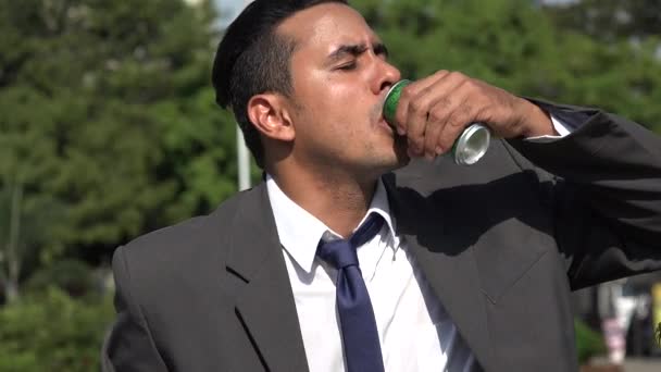 Homem de negócios hispânico bebendo cerveja refrescante — Vídeo de Stock