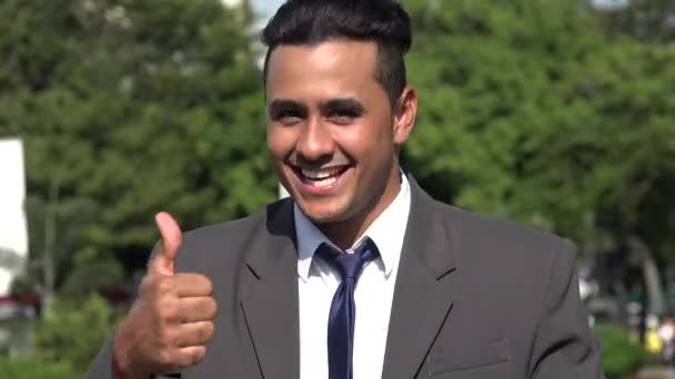 Hispânico homem de negócios concorda e polegares para cima — Vídeo de Stock