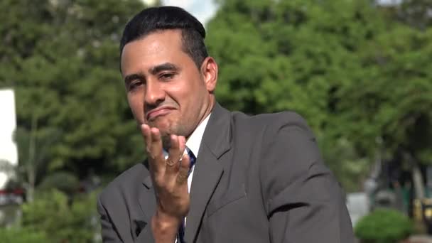 Homem de negócios hispânico arrogante confiante — Vídeo de Stock