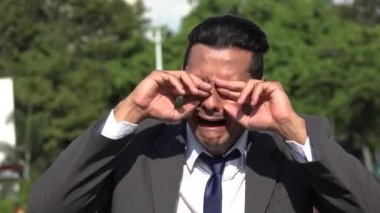 İspanyol iş adamı ağlıyor