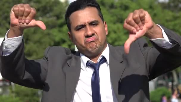 Homem de negócios hispânico discorda e negatividade — Vídeo de Stock