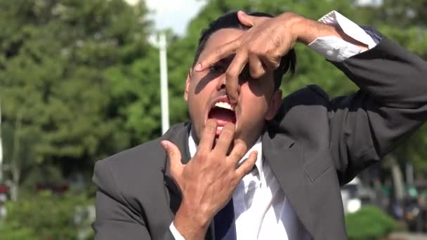 Hombre de negocios hispano haciendo caras graciosas — Vídeos de Stock