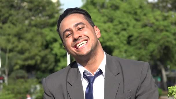 Mutluluk ve hüzün gülümseyen İspanyol iş adamı — Stok video