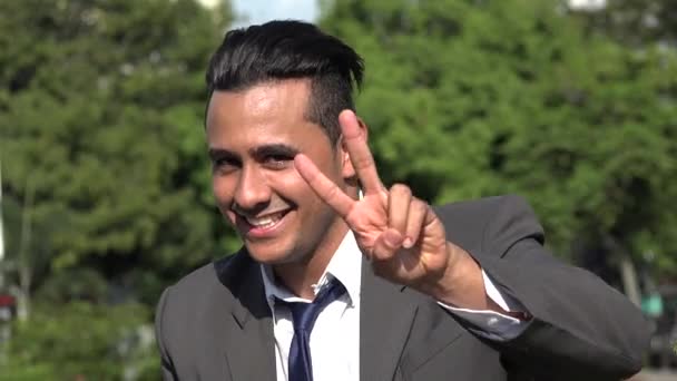 Homme d'affaires hispanique Paix et victoire — Video
