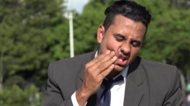 İspanyol iş adamı ve diş ağrısı