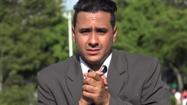 Hombre de negocios hispano cristiano orando o alabando — Vídeo de stock