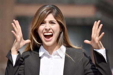 Stresli iş kadın kıyafeti giyen