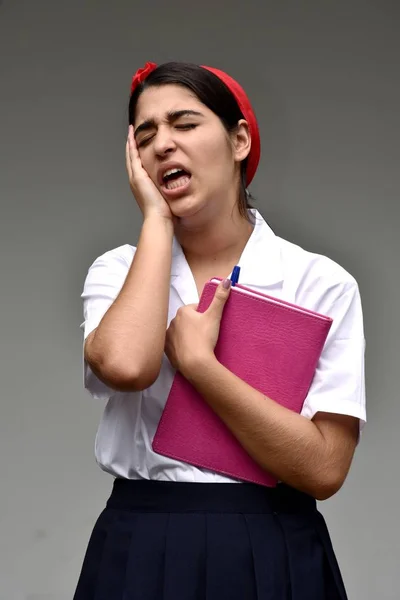 Αγχος Και Καθολική Φοιτητής Κολομβίας Έφηβος Σχολείο Κορίτσι Φορώντας Στολή — Φωτογραφία Αρχείου