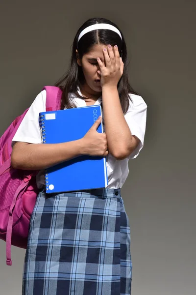 Nervózní katolické kolumbijské Student Teenager školy dívka nosí školní uniformu s notebookem — Stock fotografie