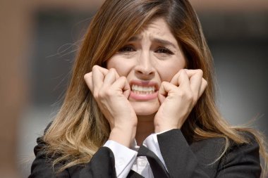 Endişeli bir Kolombiyalı kişi