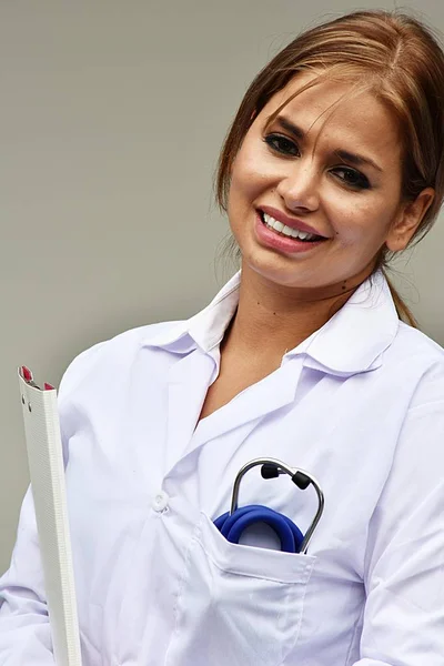 女医と白衣を着て幸せ — ストック写真
