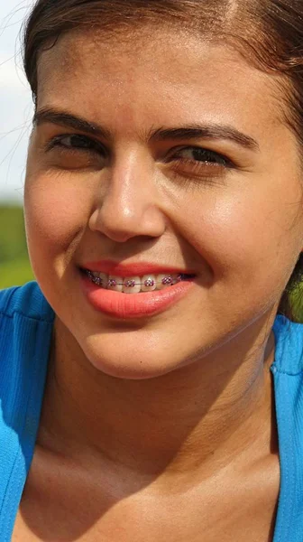 Uma Menina Bonito Sorridente — Fotografia de Stock