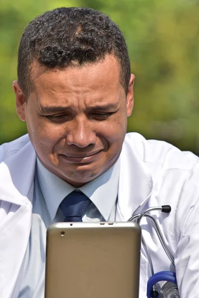 Médico Masculino Angustiado Usando Tableta —  Fotos de Stock