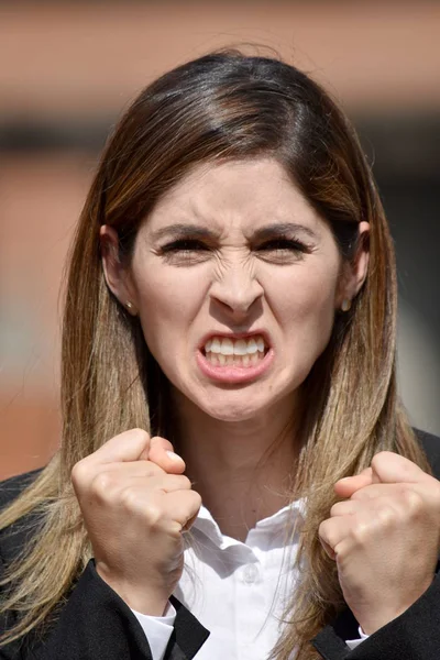 Θυμωμένος Κολομβίας ενήλικο άτομο που φοράει κοστούμι — Φωτογραφία Αρχείου