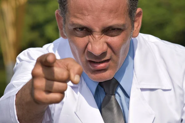 Colombienne mâle medic et colère portant blouse de laboratoire — Photo