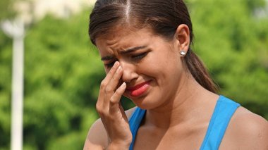 Ağlamaklı güzel kız